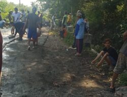 Warga dusun Padas Kulon desa sumberbendo pucanglaban Swadaya Tambal Jalan Demi antisipasi Pemotor Tak Terjatuh 12 Warga dusun Padas Kulon desa sumberbendo pucanglaban Swadaya Tambal Jalan Demi antisipasi Pemotor Tak Terjatuh