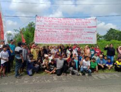 Sejumlah warga memasang poster permintaan pemasangan listrik kepada presiden Prabowo ,di tanah redis TNI yang selama puluhan tahun mereka tempati 13 Sejumlah warga memasang poster permintaan pemasangan listrik kepada presiden Prabowo ,di tanah redis TNI yang selama puluhan tahun mereka tempati